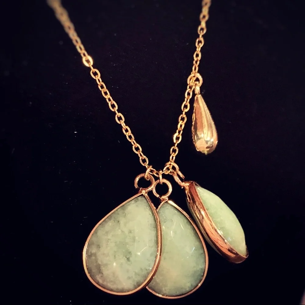 NEW Meghan Markle Inspired Genuine Aventurine Gemstone Pendant Goldtone Necklace - Picture 6 of 9